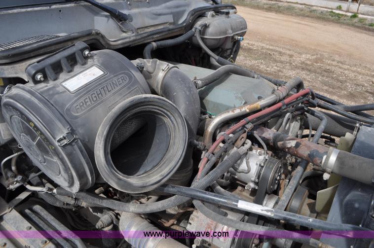 image for item G7331 2006 Freightliner ST120 semi truck