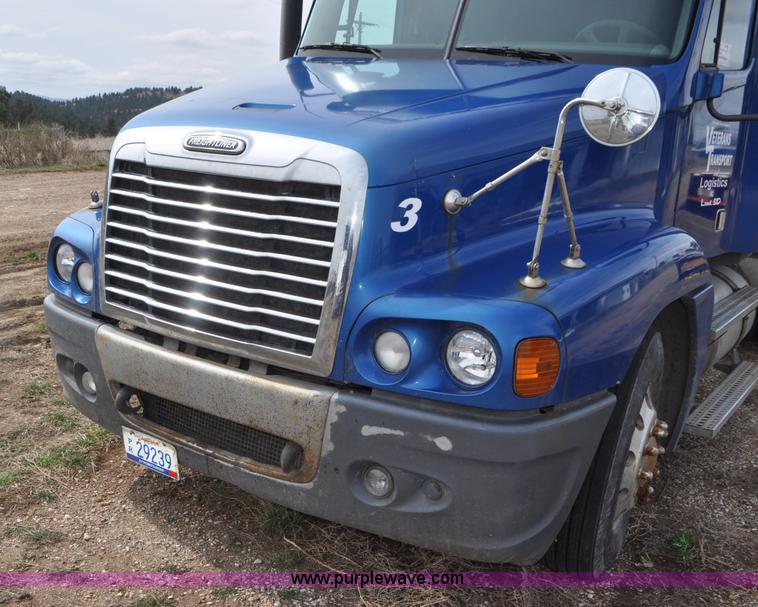 image for item G7331 2006 Freightliner ST120 semi truck