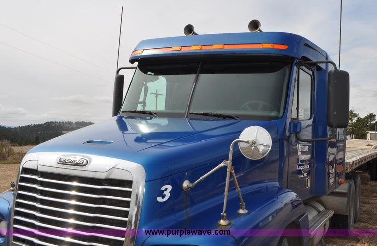 image for item G7331 2006 Freightliner ST120 semi truck