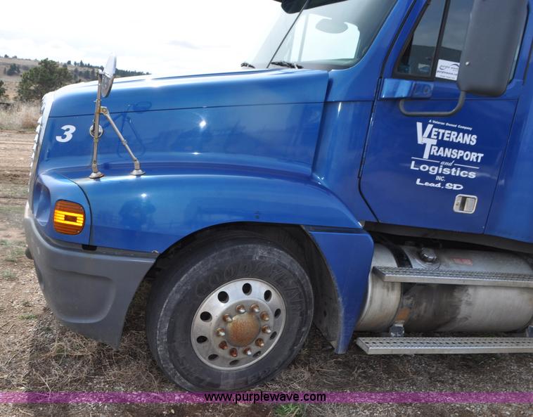 image for item G7331 2006 Freightliner ST120 semi truck