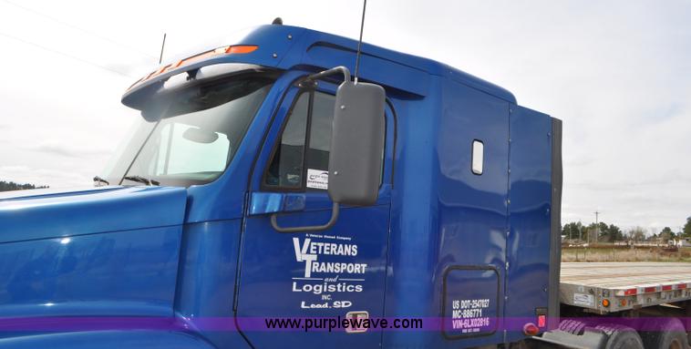 image for item G7331 2006 Freightliner ST120 semi truck