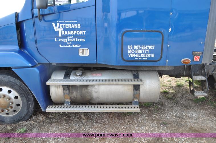 image for item G7331 2006 Freightliner ST120 semi truck