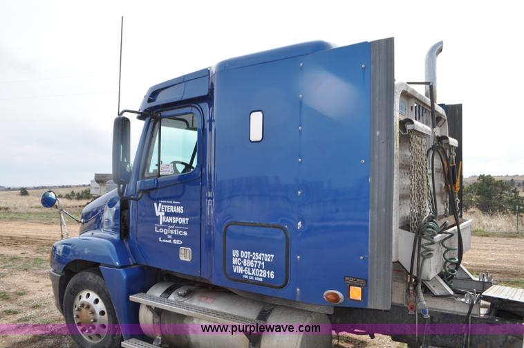 image for item G7331 2006 Freightliner ST120 semi truck