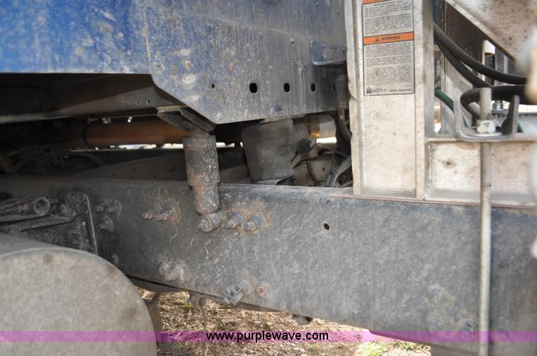 image for item G7331 2006 Freightliner ST120 semi truck