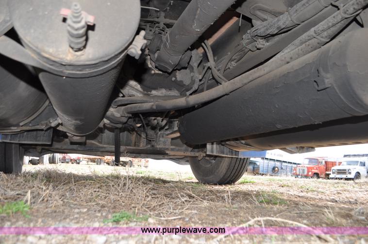 image for item G7331 2006 Freightliner ST120 semi truck