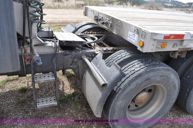 image for item G7331 2006 Freightliner ST120 semi truck