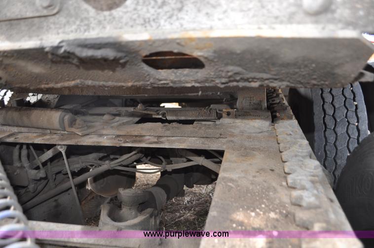 image for item G7331 2006 Freightliner ST120 semi truck