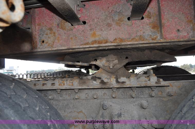 image for item G7331 2006 Freightliner ST120 semi truck