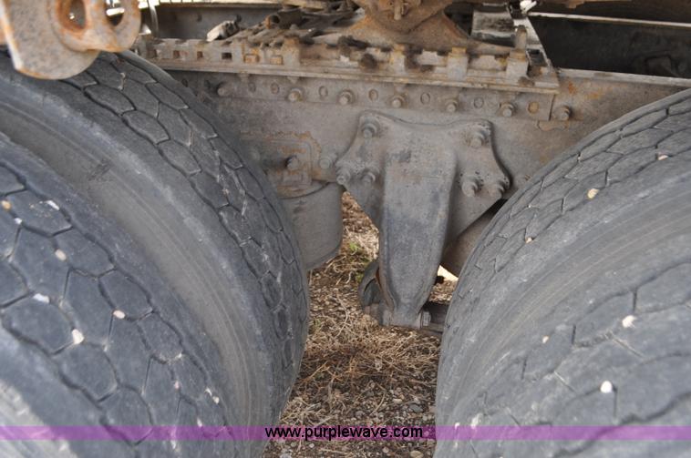 image for item G7331 2006 Freightliner ST120 semi truck