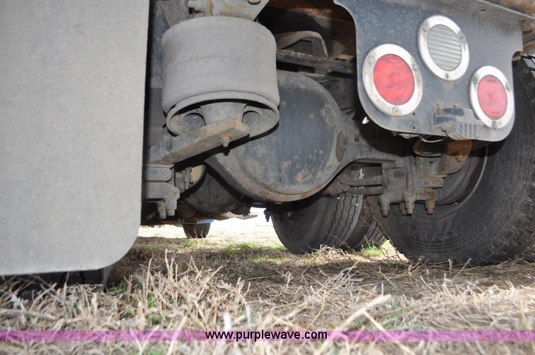 image for item G7331 2006 Freightliner ST120 semi truck