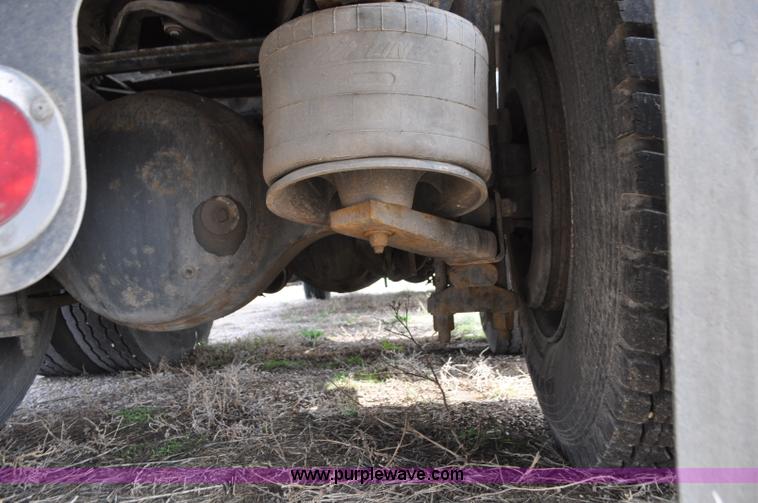 image for item G7331 2006 Freightliner ST120 semi truck