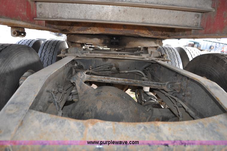 image for item G7331 2006 Freightliner ST120 semi truck