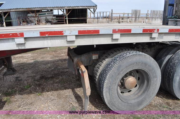 image for item G7331 2006 Freightliner ST120 semi truck