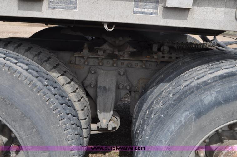 image for item G7331 2006 Freightliner ST120 semi truck