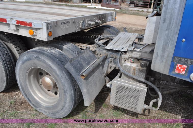 image for item G7331 2006 Freightliner ST120 semi truck