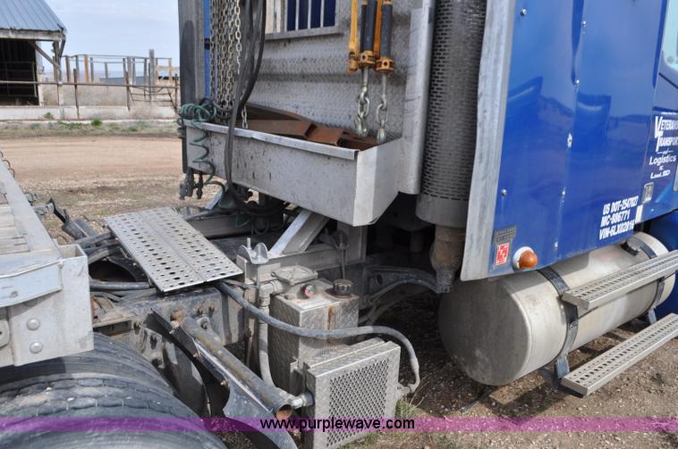 image for item G7331 2006 Freightliner ST120 semi truck