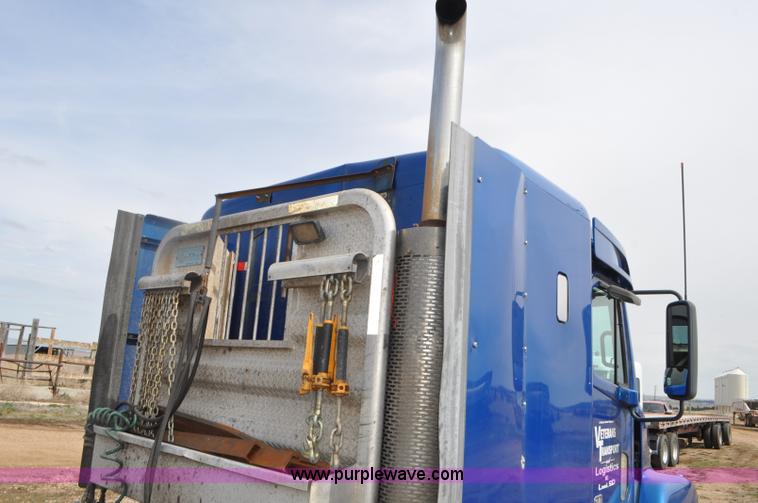 image for item G7331 2006 Freightliner ST120 semi truck