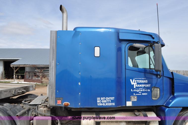 image for item G7331 2006 Freightliner ST120 semi truck