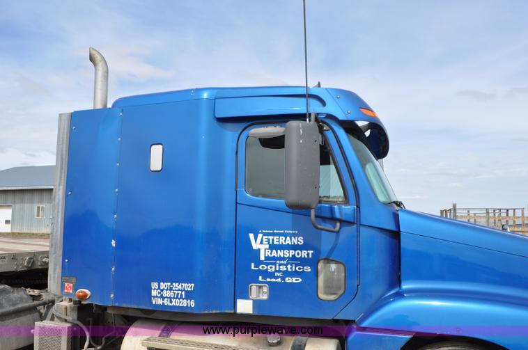 image for item G7331 2006 Freightliner ST120 semi truck