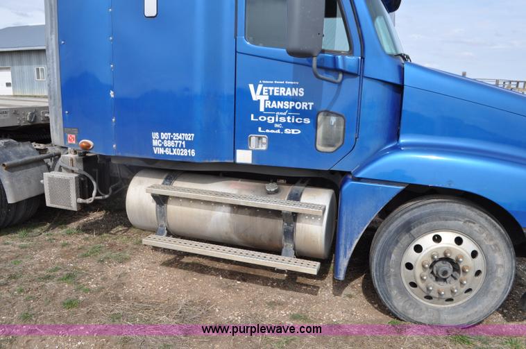 image for item G7331 2006 Freightliner ST120 semi truck