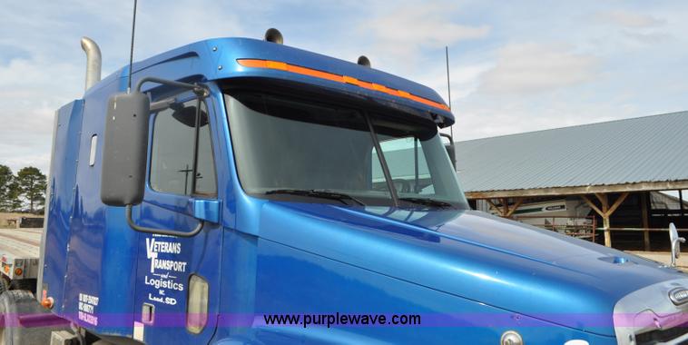 image for item G7331 2006 Freightliner ST120 semi truck