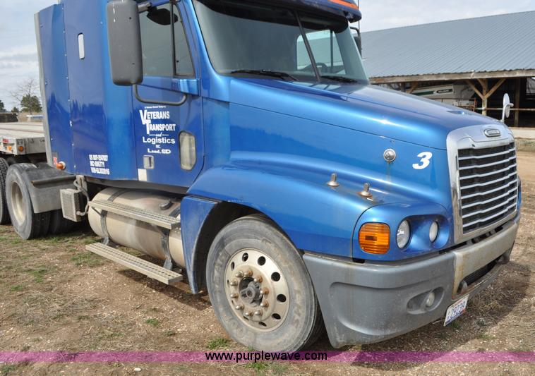 image for item G7331 2006 Freightliner ST120 semi truck