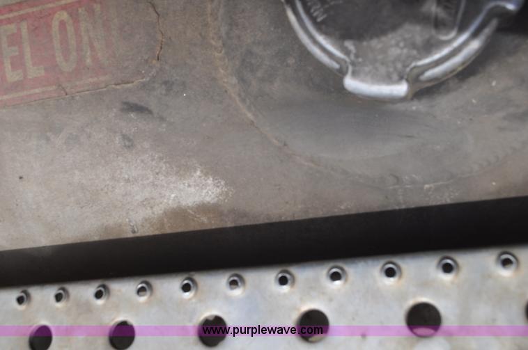 image for item G7331 2006 Freightliner ST120 semi truck