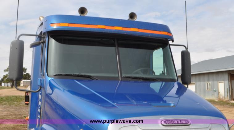 image for item G7331 2006 Freightliner ST120 semi truck