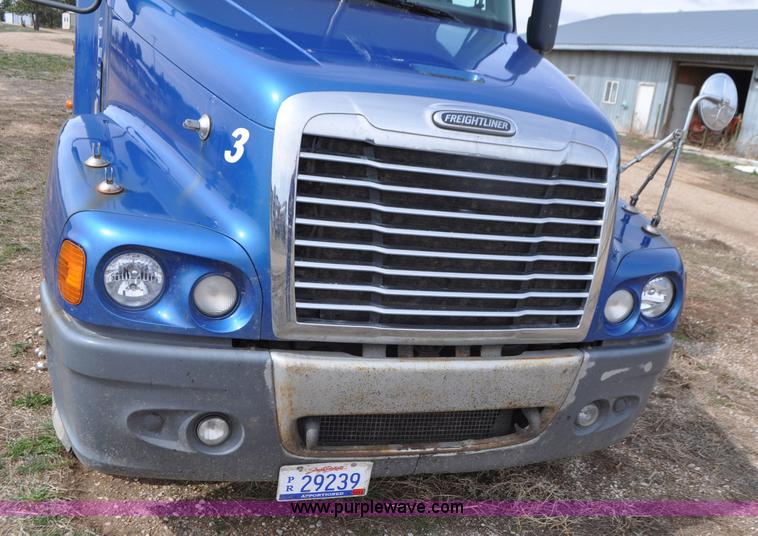 image for item G7331 2006 Freightliner ST120 semi truck