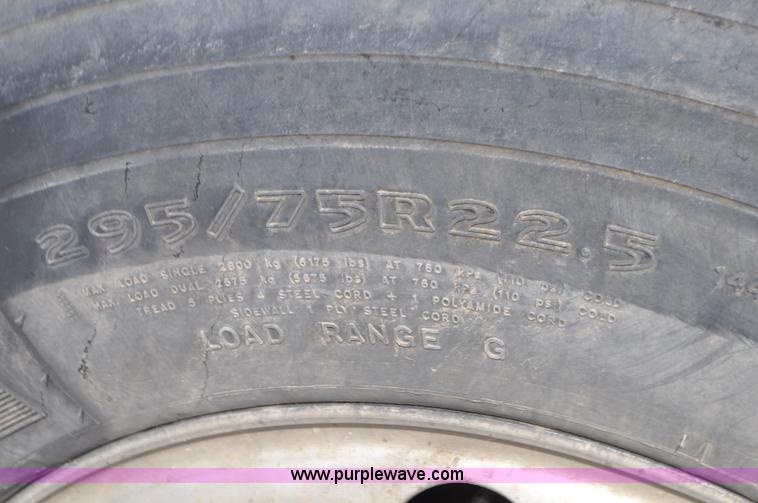 image for item G7331 2006 Freightliner ST120 semi truck