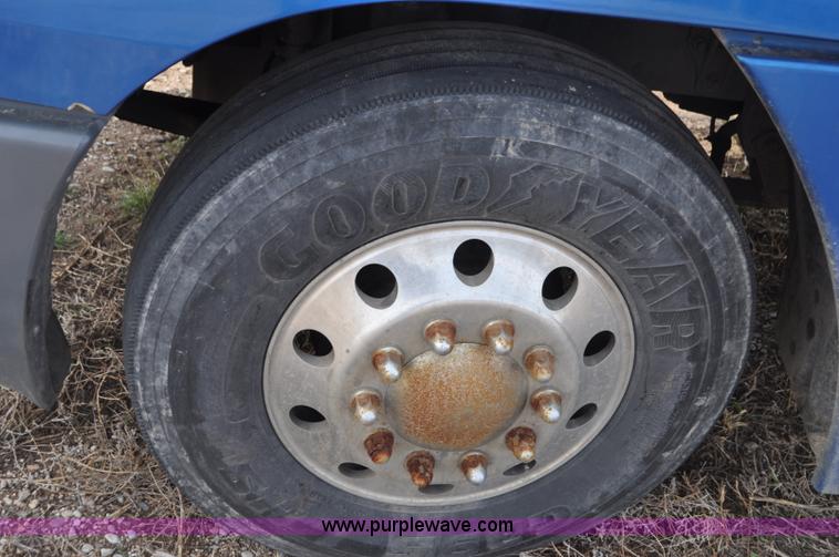 image for item G7331 2006 Freightliner ST120 semi truck