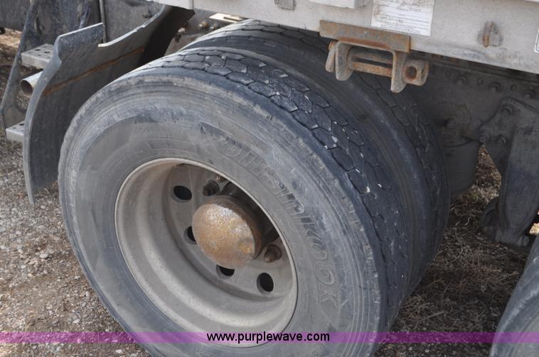 image for item G7331 2006 Freightliner ST120 semi truck