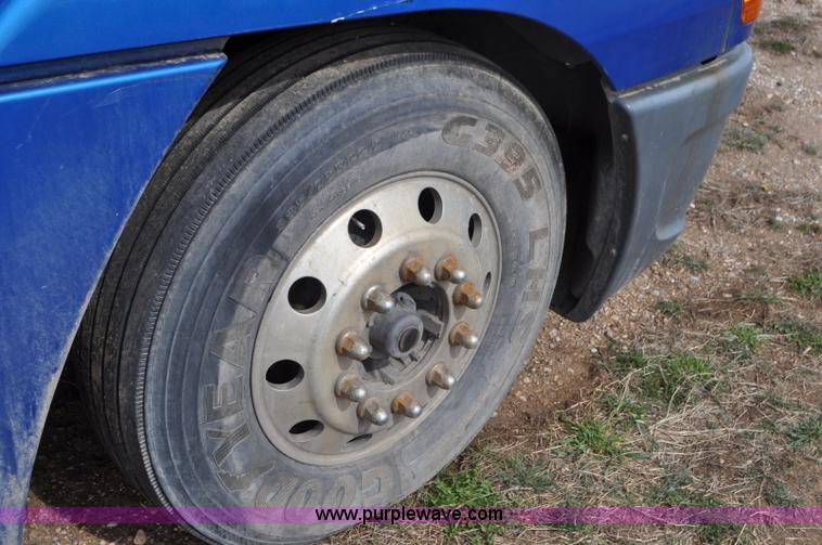 image for item G7331 2006 Freightliner ST120 semi truck