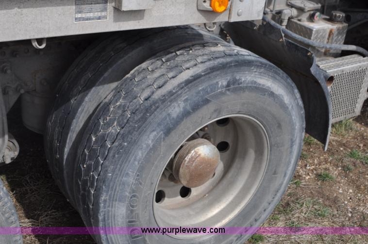 image for item G7331 2006 Freightliner ST120 semi truck