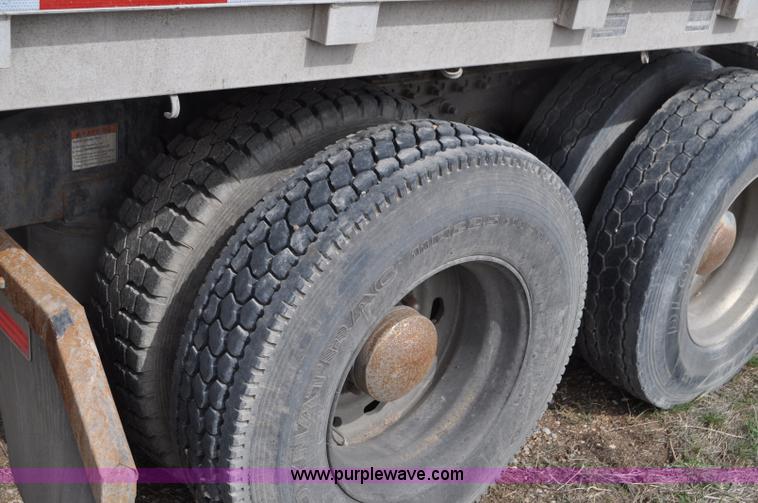 image for item G7331 2006 Freightliner ST120 semi truck