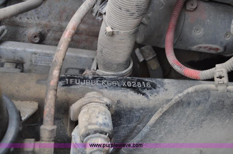 image for item G7331 2006 Freightliner ST120 semi truck