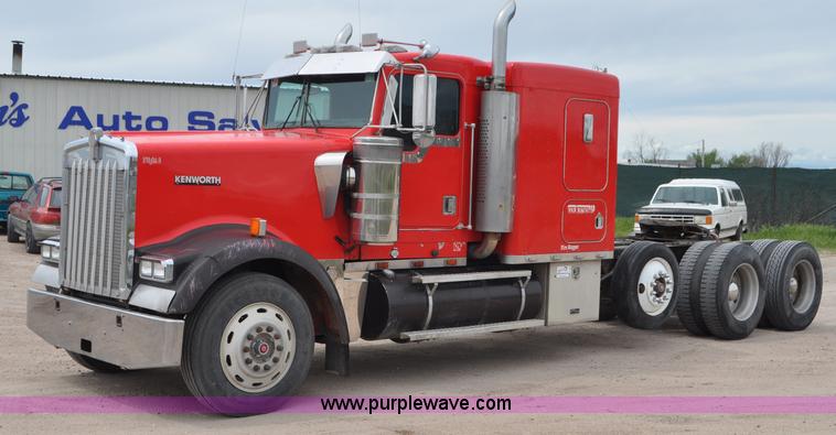 image for item G7405 1999 Kenworth W900 semi truck