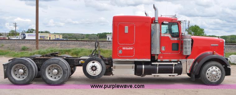 image for item G7405 1999 Kenworth W900 semi truck