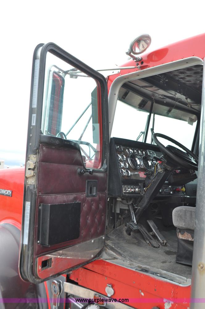 image for item G7405 1999 Kenworth W900 semi truck