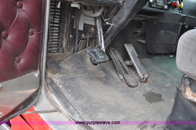 image for item G7405 1999 Kenworth W900 semi truck