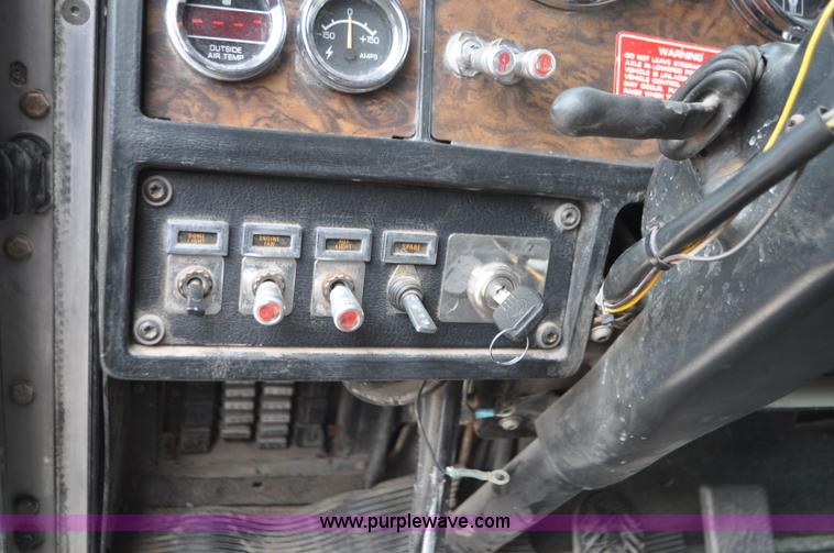 image for item G7405 1999 Kenworth W900 semi truck