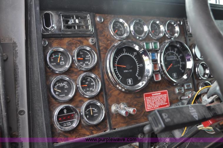 image for item G7405 1999 Kenworth W900 semi truck