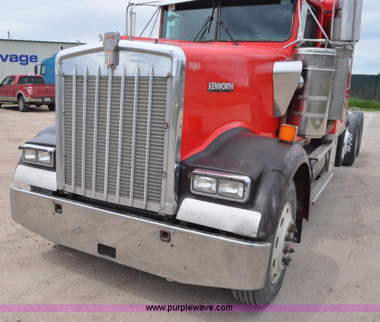 image for item G7405 1999 Kenworth W900 semi truck