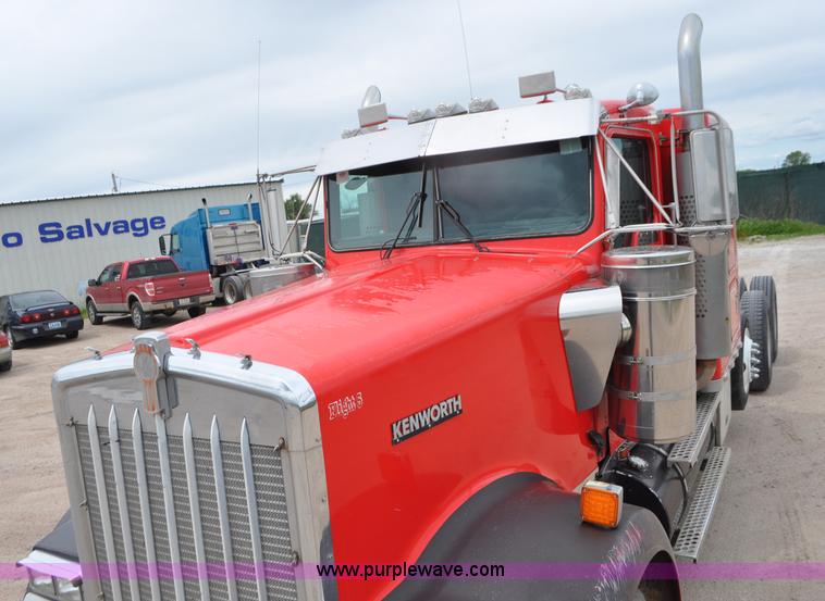 image for item G7405 1999 Kenworth W900 semi truck