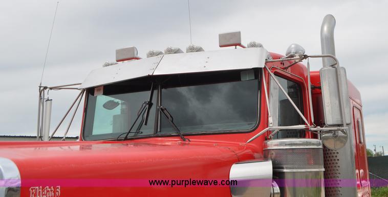 image for item G7405 1999 Kenworth W900 semi truck