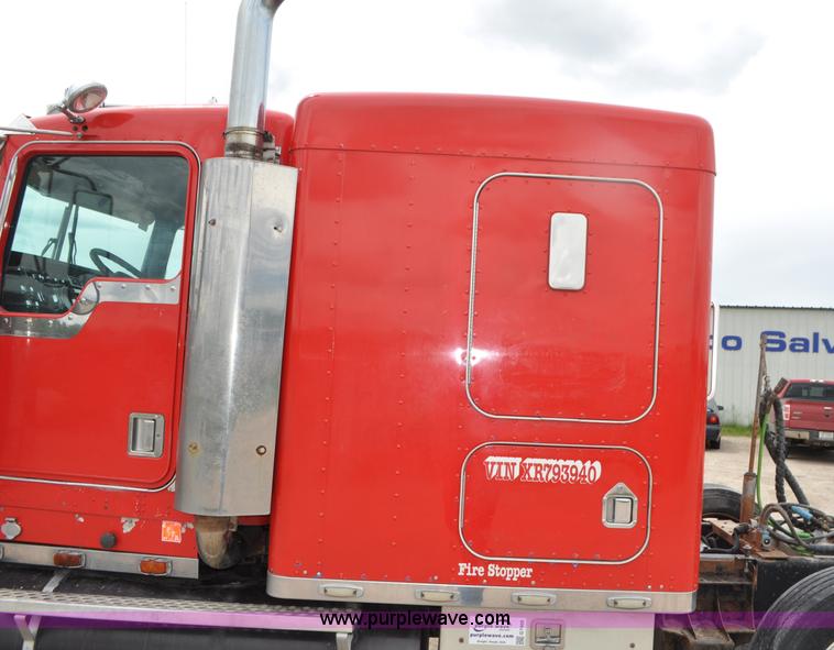 image for item G7405 1999 Kenworth W900 semi truck