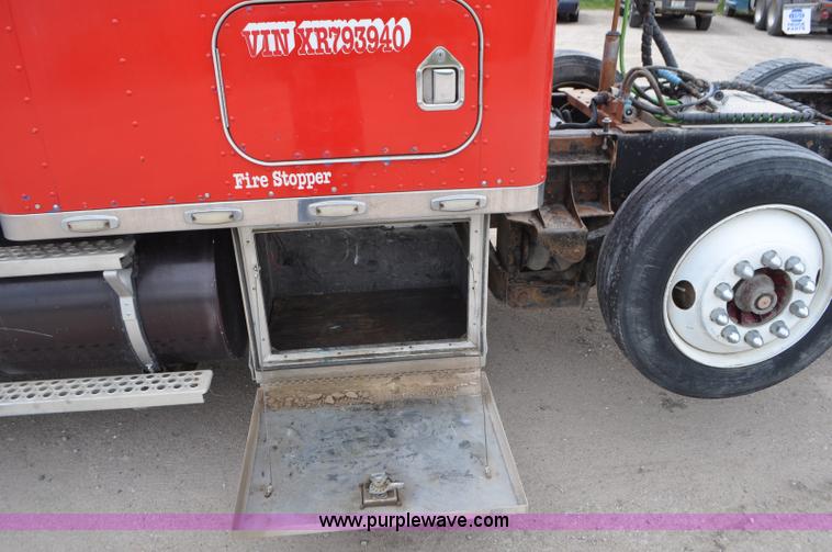 image for item G7405 1999 Kenworth W900 semi truck