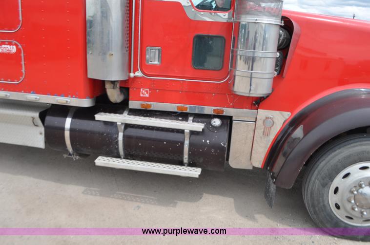 image for item G7405 1999 Kenworth W900 semi truck