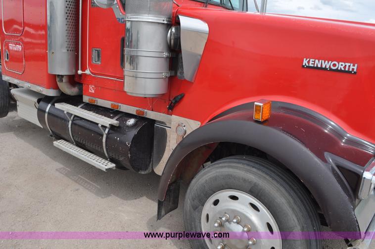 image for item G7405 1999 Kenworth W900 semi truck