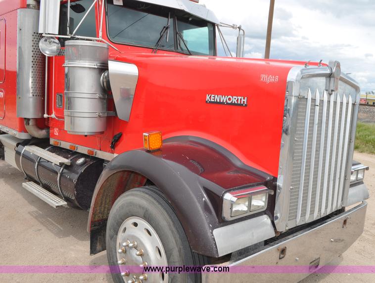 image for item G7405 1999 Kenworth W900 semi truck